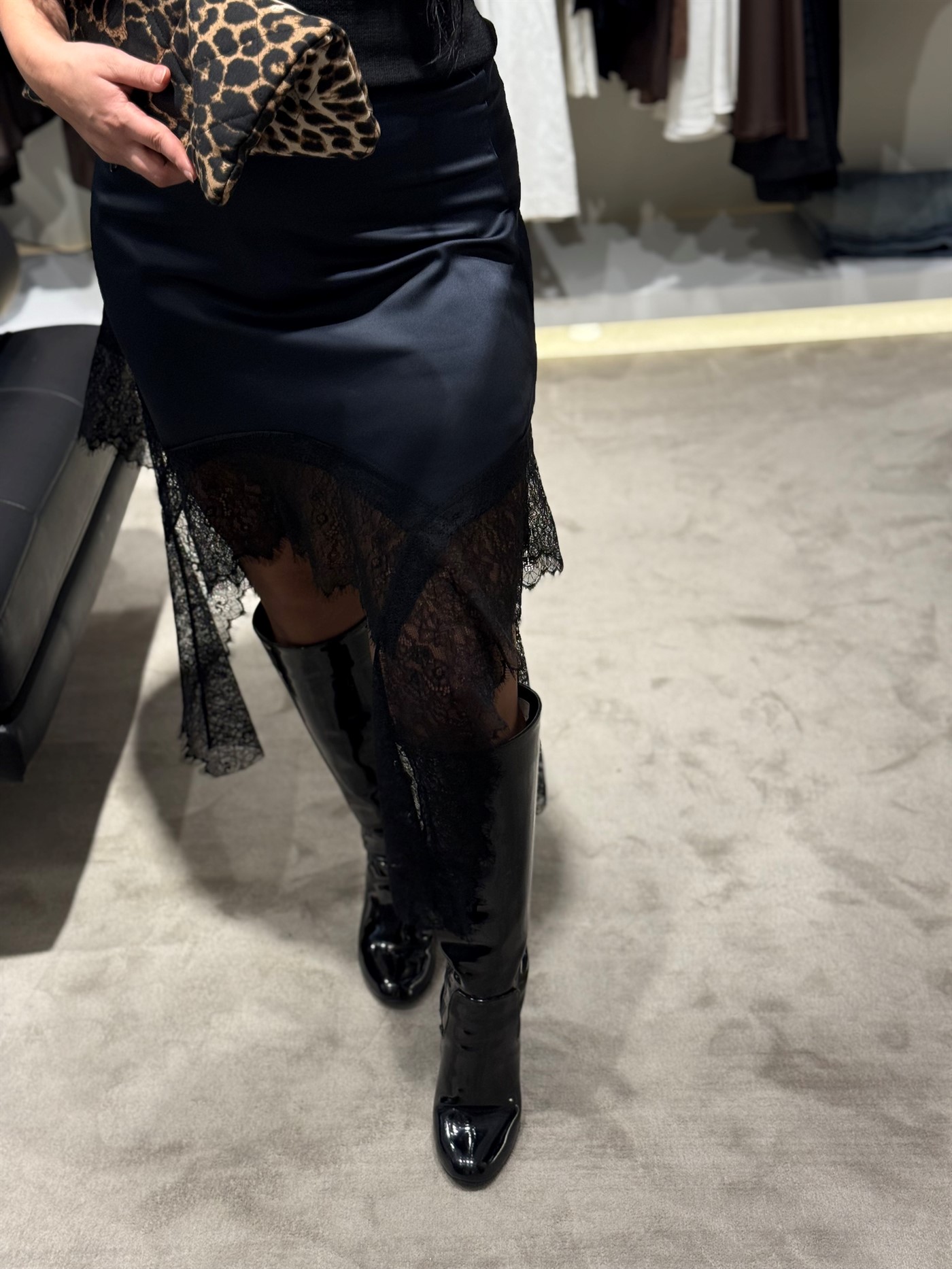 Siyah saten dantel detay mini etek